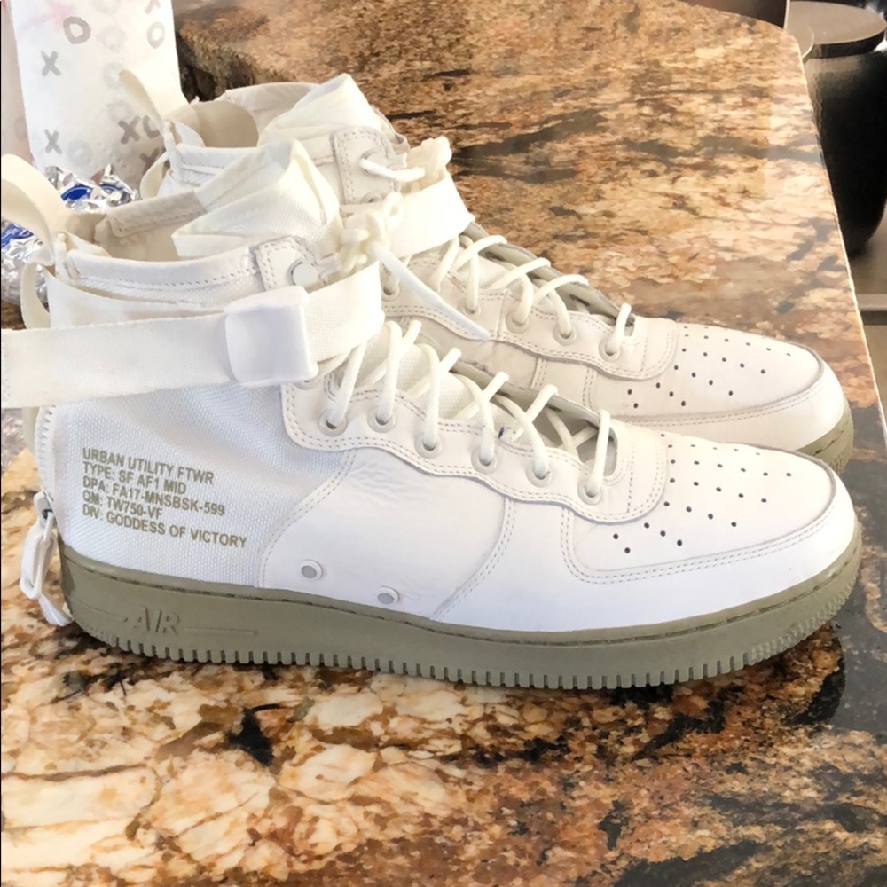 Air Force One mid.